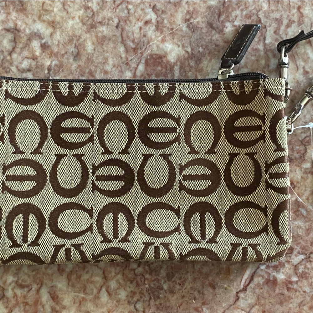 Small clutch. Brand new. Never used. Good quality.
